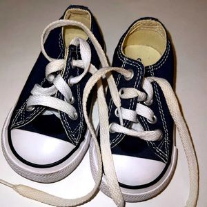 Infant/Toddler low-top Converse classic sneakers